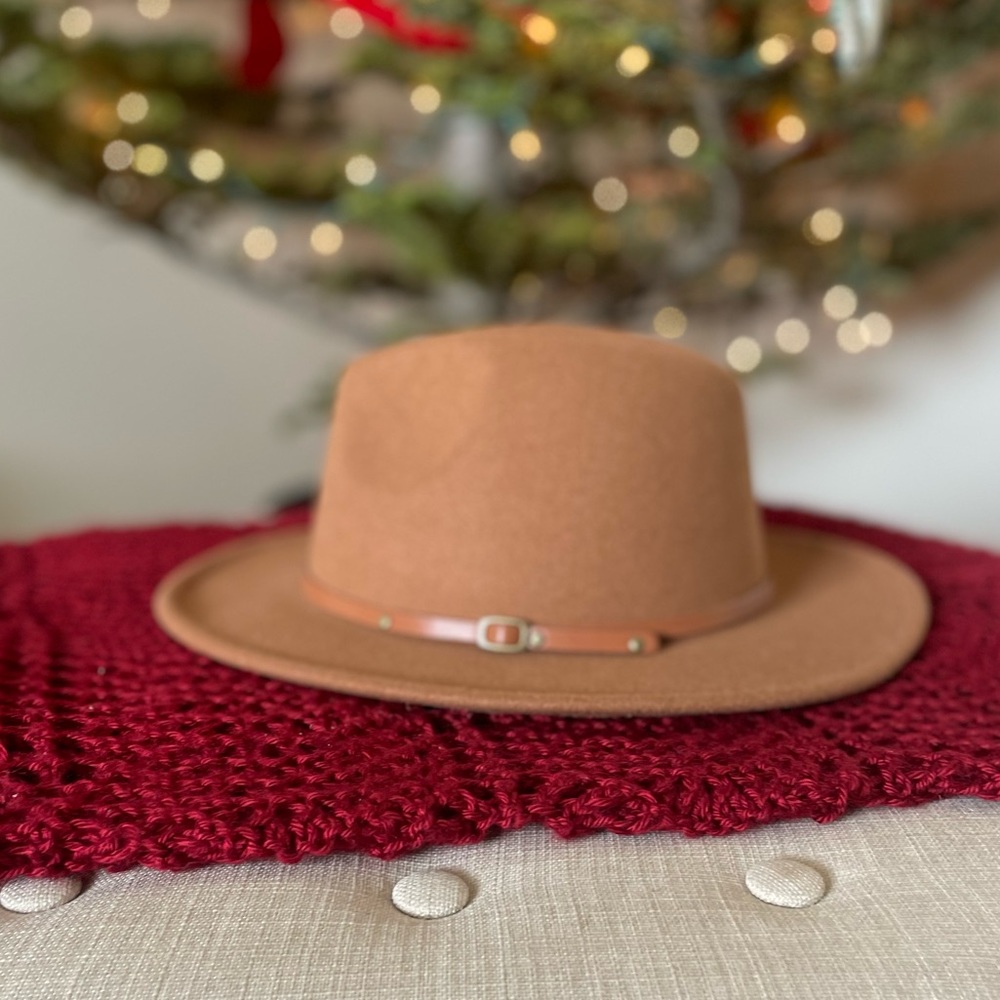 Wide brim hat